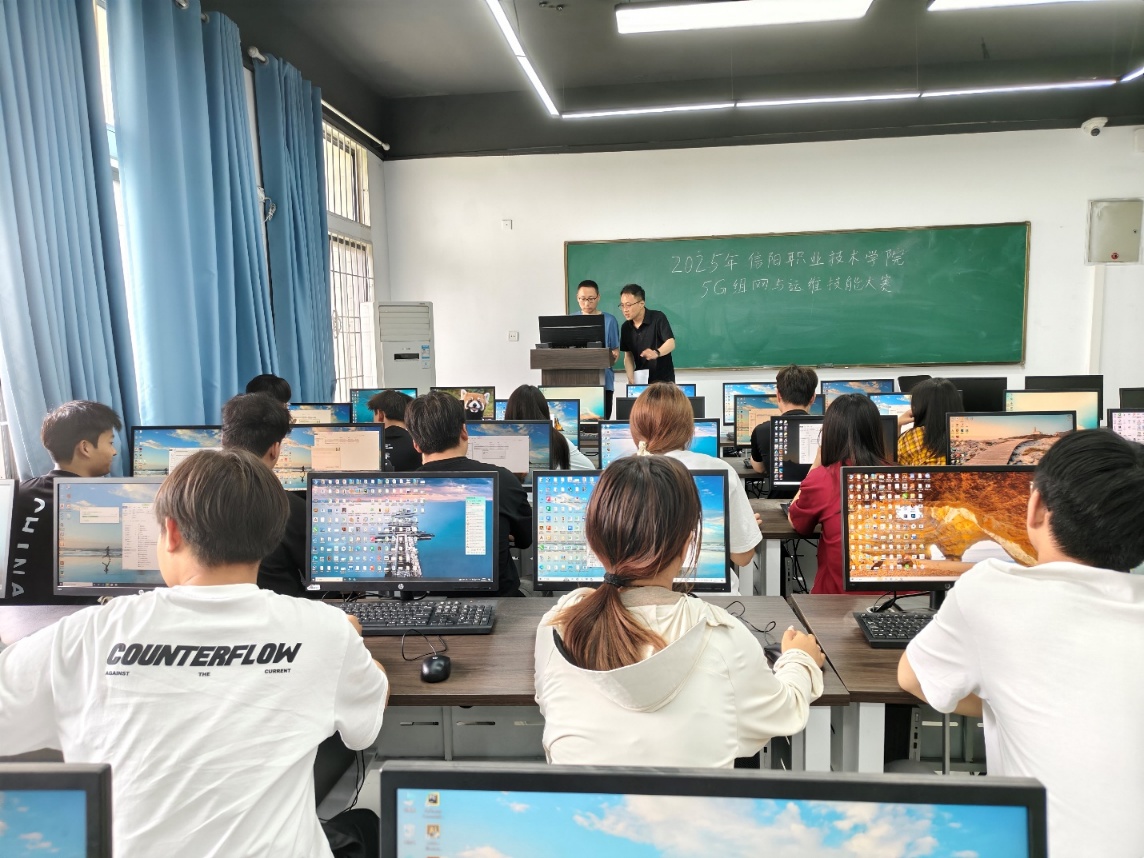 一群人在看电脑AI 生成的内容可能不正确。